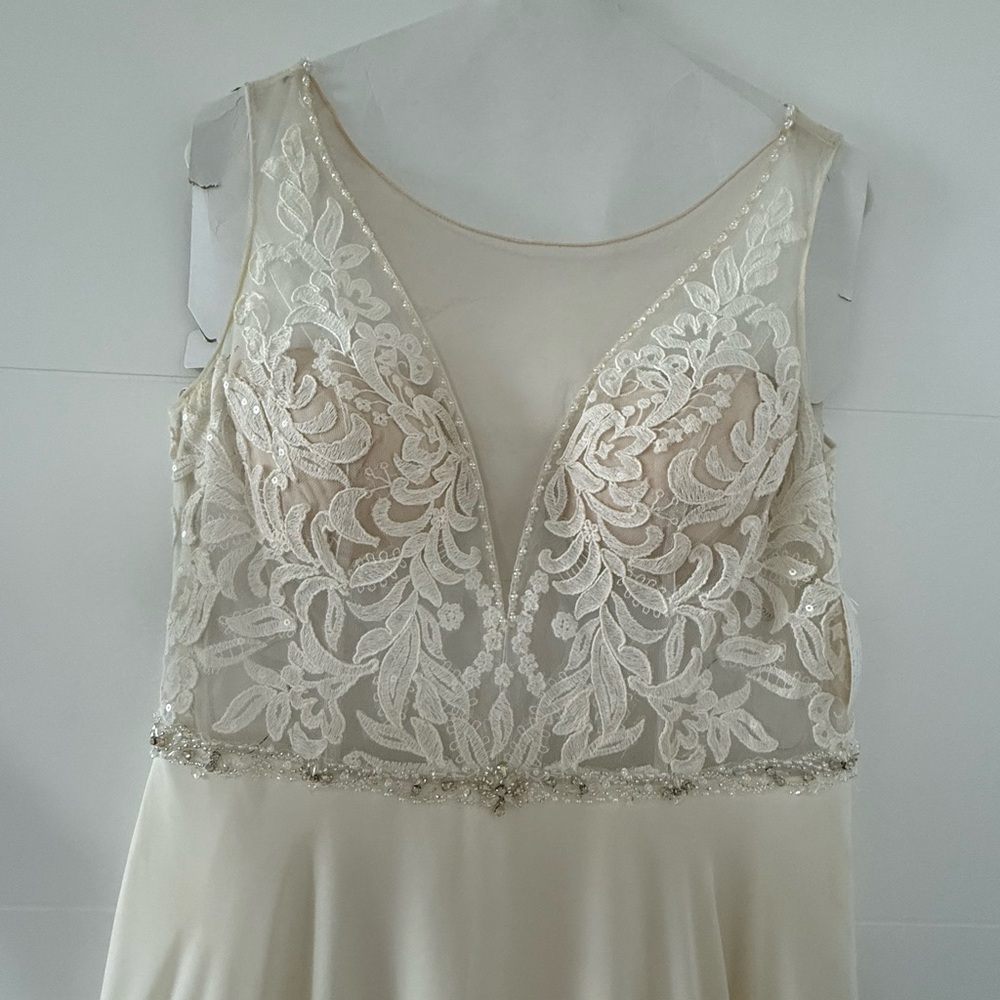 Bridal Dress - Galina Signature, floor length, flowy, lace and crystal detail - Picture 4 of 15
